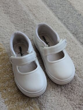 Oomphies Toddler Girls Size 9 White Velcro Mary Jane Shoes